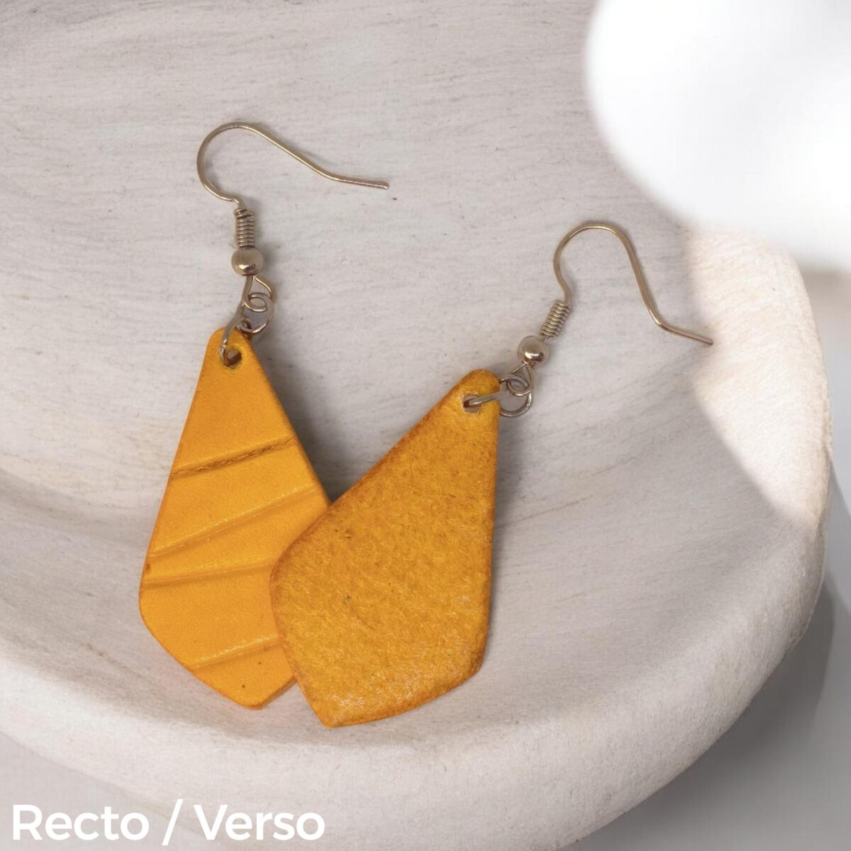 Boucles d'oreilles forme larme en cuir teinture jaune, finition galet, vues recto - verso se chevauchant, suspendues à des boucles argentées