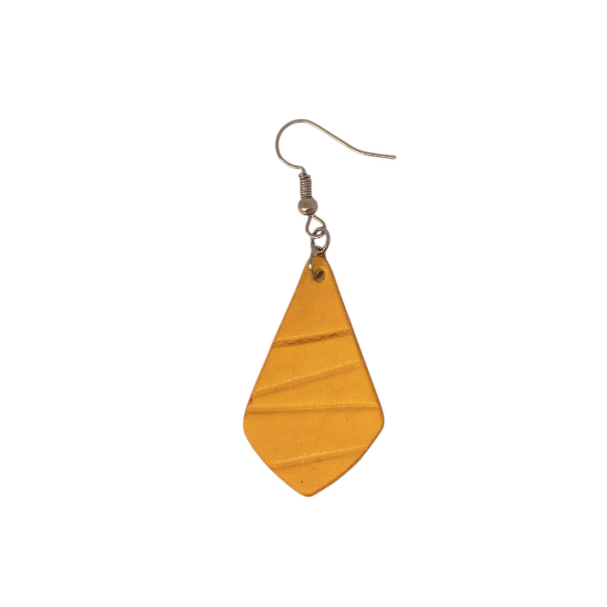 Boucle d'oreille forme larme en cuir teinture jaune, finition galet, vue de face, suspendue à une boucle argentée, fond blanc