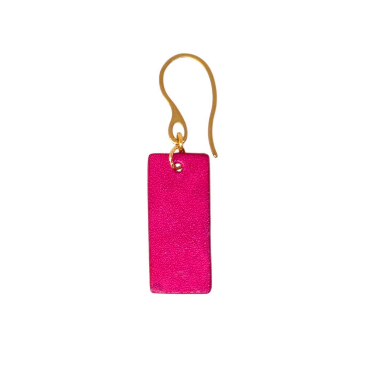 Boucle d'oreille en cuir teintée en fuschia très girly et vive, vue de face, suspendue à un crochet doré sur fond blanc