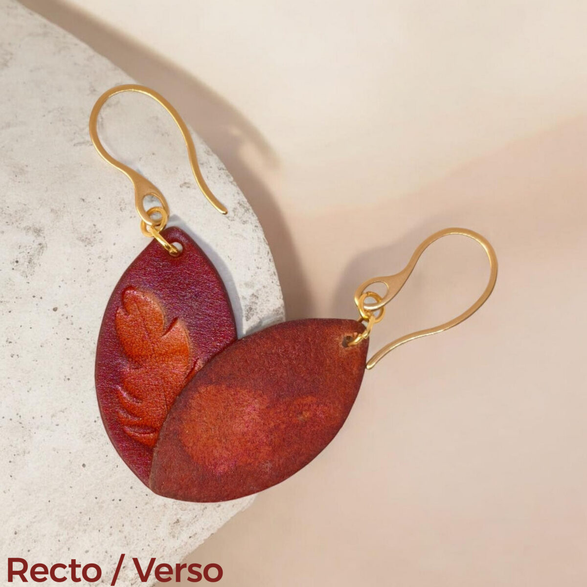 Boucles d'oreilles forme poisson en cuir teinture cognac, estampage fougère, vues recto - verso se chevauchant, suspendues à des boucles dorées