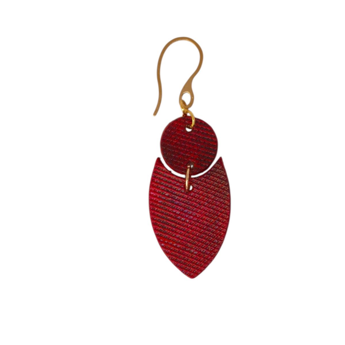 Boucle d'oreille forme double rond + écu en cuir teinture rouge, texturage lime fine et finition vieillie, vue de face, suspendue à une boucle dorée, fond blanc