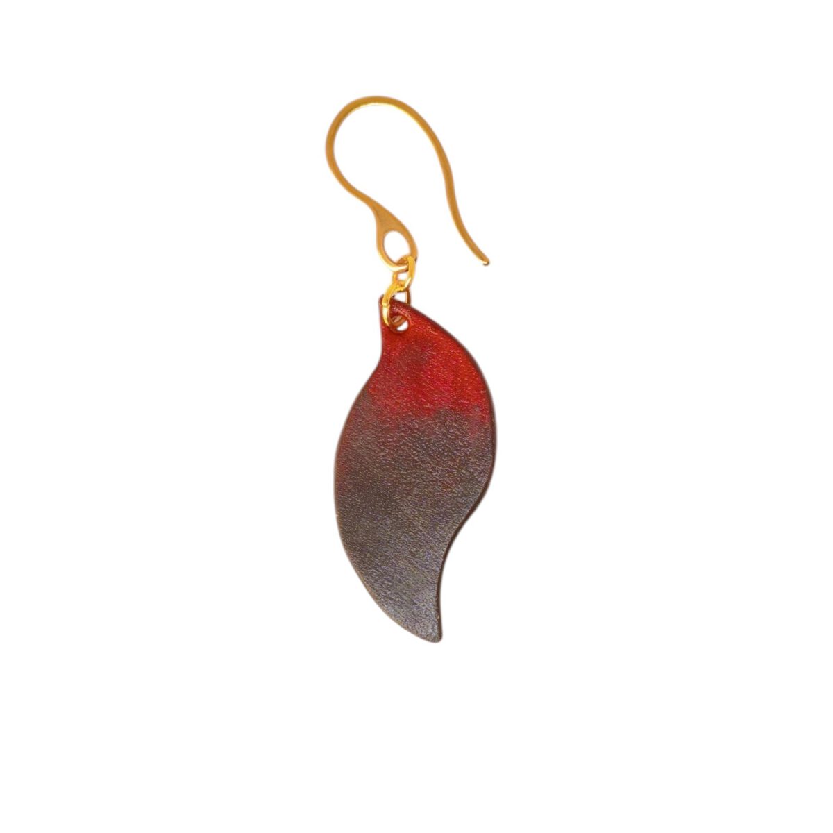 Boucle d'oreille en cuir teintée en noir et rouge, vue de face solo, suspendue à un crochet doré sur fond blanc