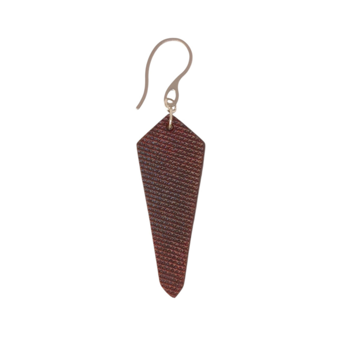 Boucle d'oreille en cuir, teinture acajou et finition lime vieillie, vue de face, suspendue à un crochet argenté sur fond blanc