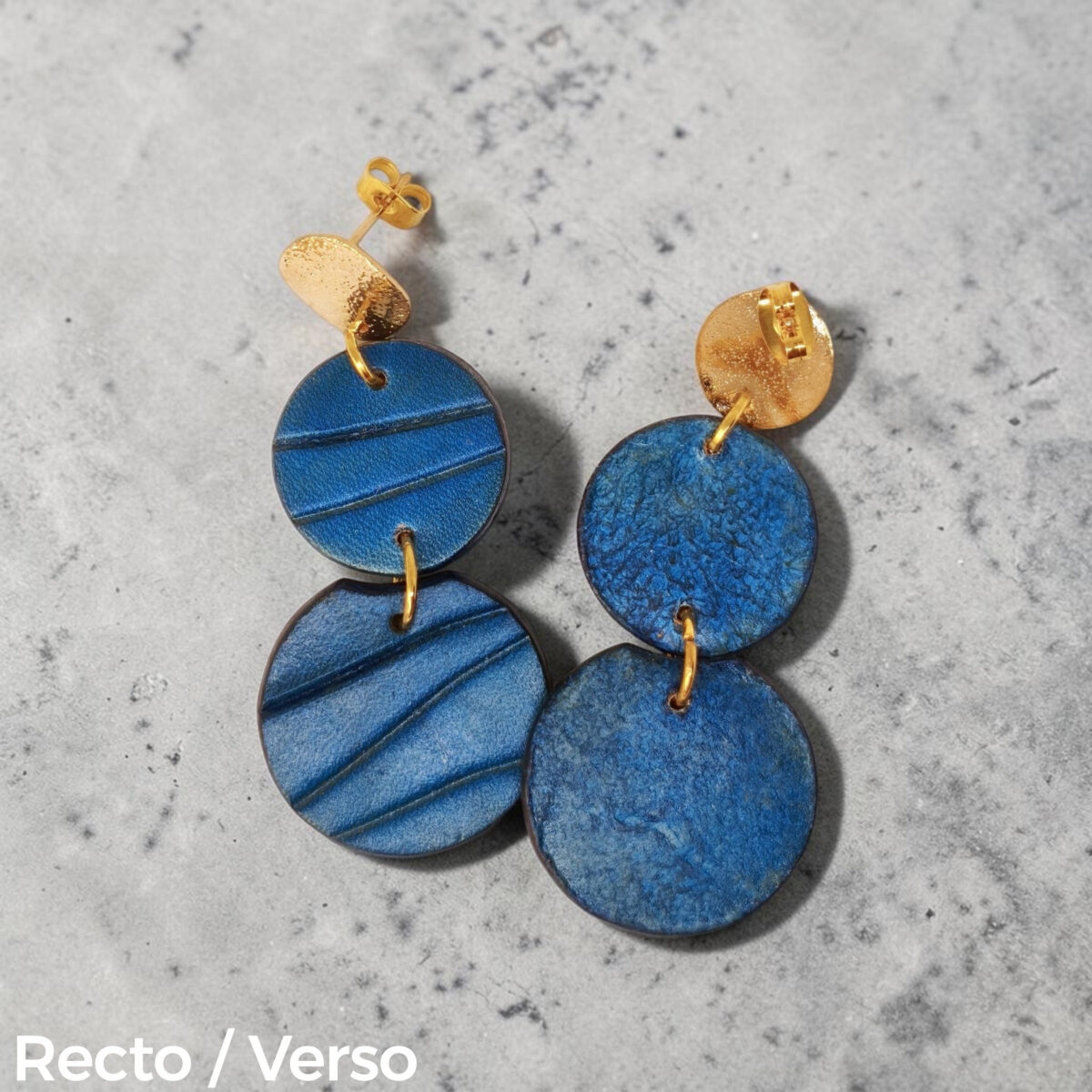 Boucles d'oreilles rondes doubles en cuir teinture bleue, finition galet, vues recto - verso se chevauchant, suspendues à des boucles dorées