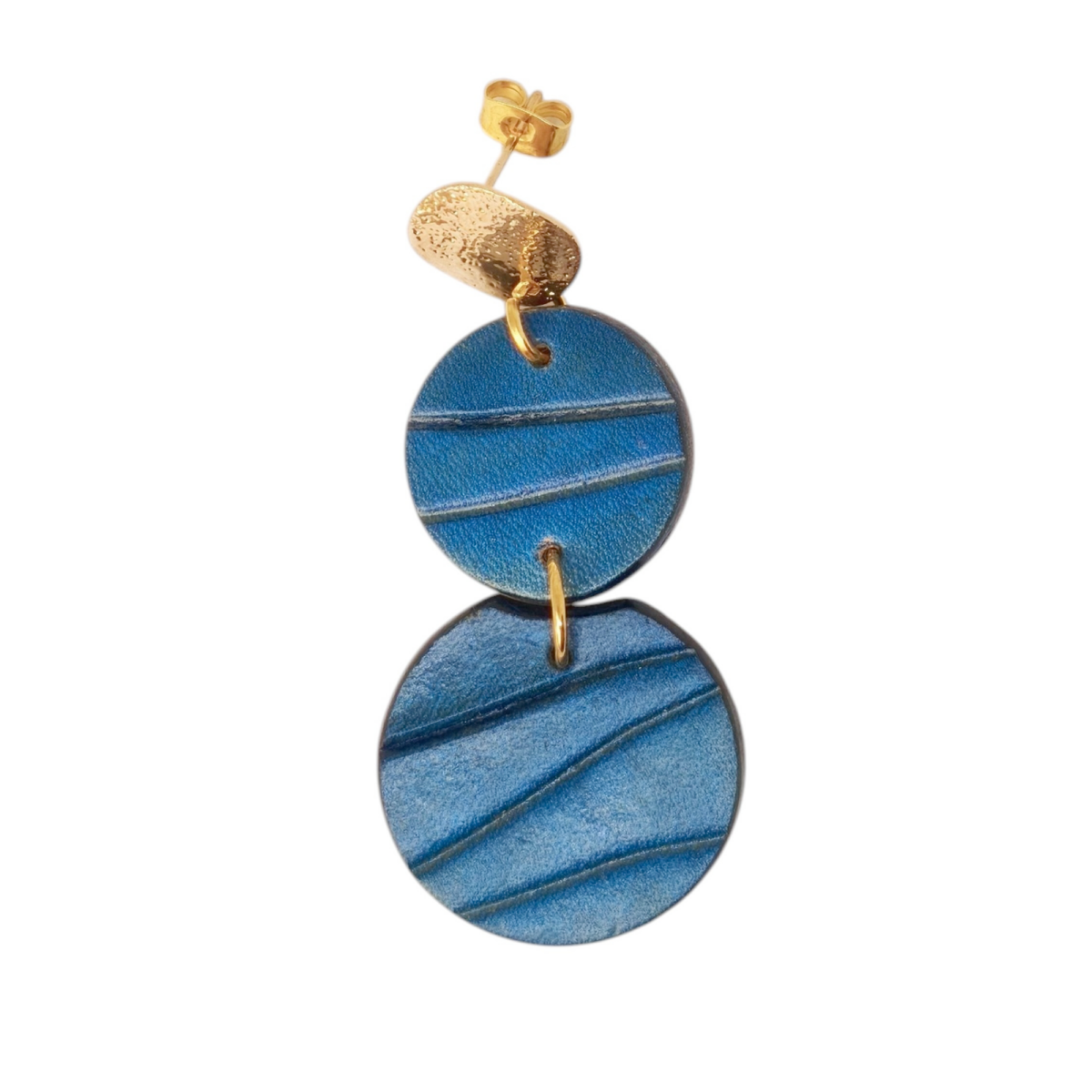Boucle d'oreille rondes doubles en cuir teinture bleue, finition galet, vue de face, suspendue à une boucle dorée, fond blanc
