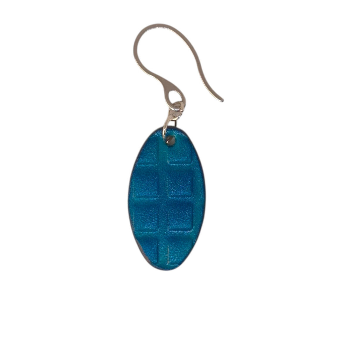 Boucle d'oreille ovale en cuir teinte bleue, texturage carré, vue de face, suspendue à une boucle argentée, fond blanc