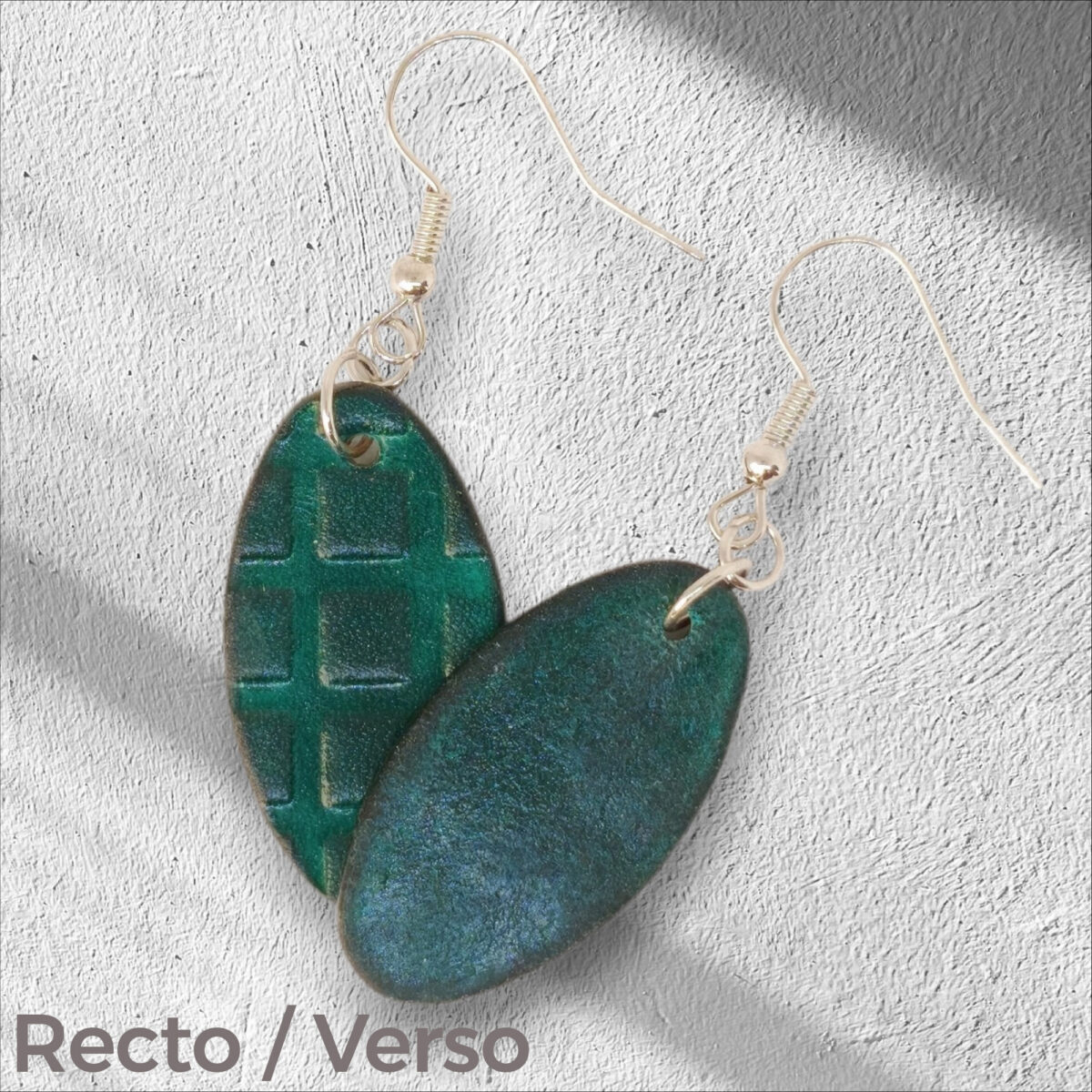 Boucles d'oreilles ovales en cuir teinte vert d'eau, texturage carrés, vues recto - verso se chevauchant, suspendues à des boucles argentées