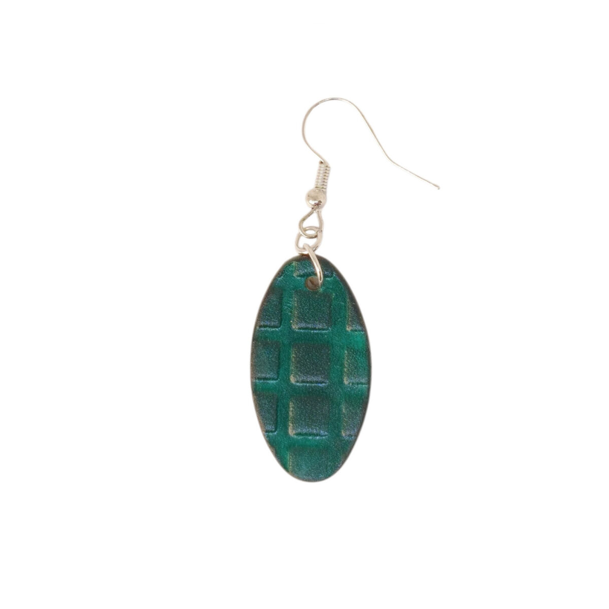 Boucle d'oreille ovale en cuir teinte vert d'eau, texturage carrés, vue de face, suspendue à une boucle argentée, fond blanc