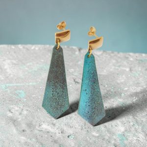 Boucles d'oreilles en cuir teinte turquoise, vues de face, suspendues à des boucles carrées dorées, finition vieillie